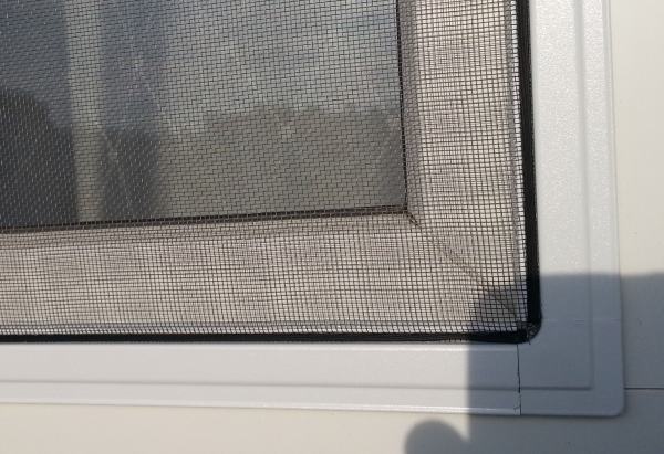 Moskitiera na okno dla kota