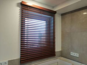 Czy żaluzja drewniana zmieści się nad oknem